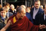 5. února dalajlama u sochy sv. Václava na Václavském náměstí uctil památku všech československých občanů, kteří se v minulých 40 letech stali oběťmi politického bezpráví.