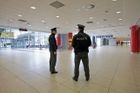 阿卢布：Během pyrotechnicképrohlídky na letišti ukradla policistka turistce kabelku