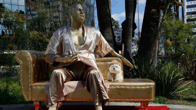 Pozlacená socha Harveyho Weinsteina v županu od umělců Plastic Jesuse a Joshuy Monroea v Los Angeles.