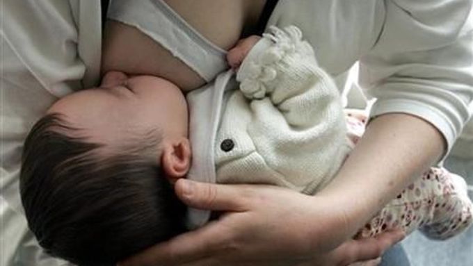 Žena vypověděla. že při kojení upadla do tvrdého spánku a novorozenec, který měl hlavičku u prsu, tak nemohl dýchat. (Ilustrační foto)