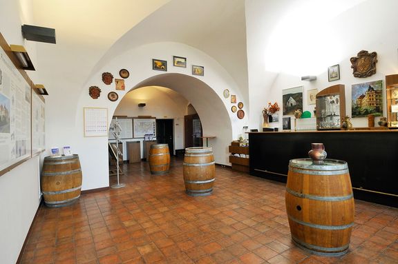Součástí kláštera je i vinařsko-bednářské muzeum.
