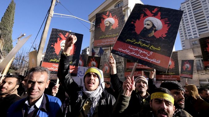 Íránci protestují proti popravě šíitského duchovního Nimra Bákira Nimra v Saúdské Arábii