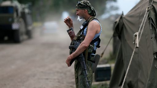 Kouřící ukrajinský voják u vojenské základny poblíž Slavjansku. Prezident Poroshenko považuje dobytí města za zlom v boji se separatisty.