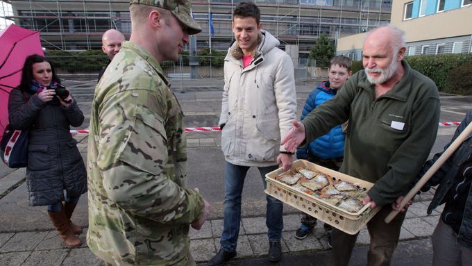 Velitel konvoje Russell Moore ve Vyškově dostal pro své vojáky bednu plnou tradičních místních koláčů