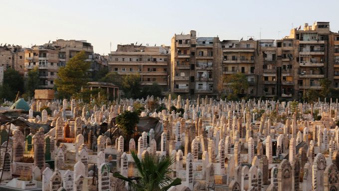 Přeplněný hřbitov v syrském Aleppu.