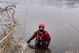 Pražští hasiči v pondělí ráno vyprošťovali auto z Kyjského rybníka.