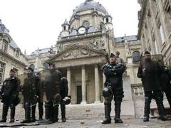 Sorbonna je z rozhodnutí rektora uzavřena nejméně do konce týdne. Na klid dohlíží policie.