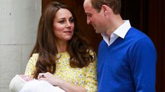 William a Catherine ukazují dceru po porodu, 2. května 2015