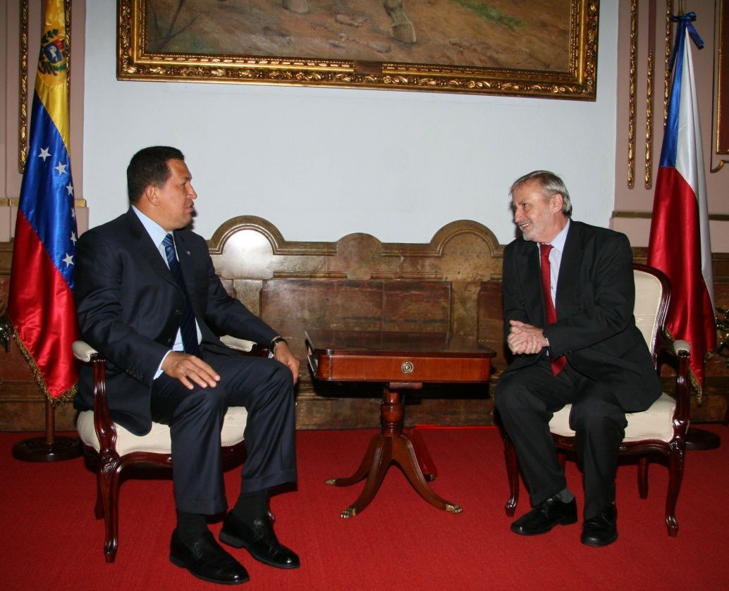 Velvyslanec Stanislav Slavický s venezuelským prezidentem Hugem Chávezem