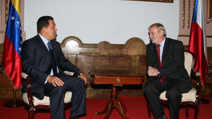 Diplomat Slavický při setkání s venezuelským prezidentem Hugem Chávezem.