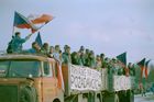 Fotka z manifestace na Letenské pláni koncem listopadu 1989. Podobně vyzdobená osobní i nákladní auta mimo jiné s požadavky na demisi komunistické vlády nebyla tehdy ničím výjimečným.