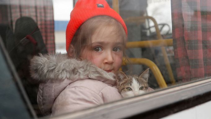 Tuhle holčičku ruští vojáci neukradli. Ve velkém ukrajinském neštěstí má štěstí.