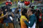 Brazilskou ragbistku požádala na olympiádě dobrovolnice o ruku. Jejich polibek obletěl svět