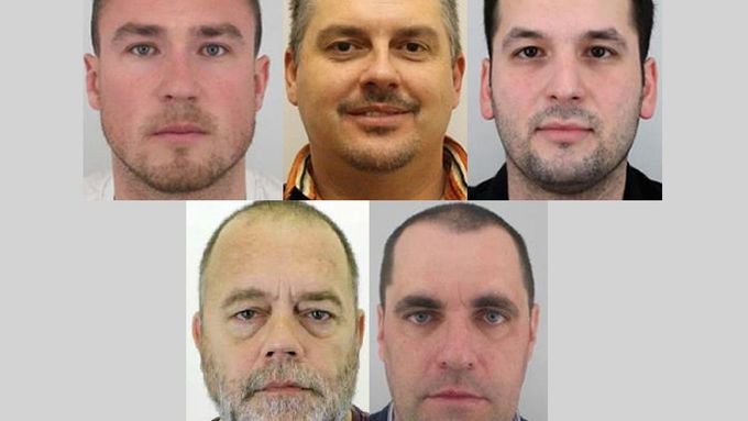 Fotografie pěti pohřešovaných Čechů v Libanonu.