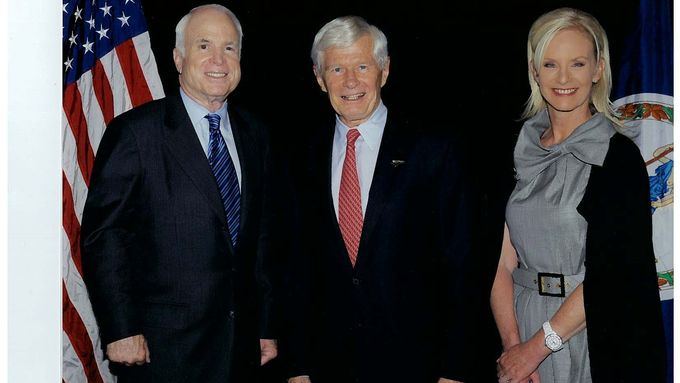 Fred Malek (uprostřed) se senátorem Johnem McCainem.