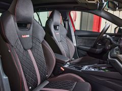 Sportovní sedadla Octavie RS mohou být na přání čalouněná kombinací alcantary a kůže.