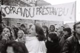 Albertov 17. listopadu 1989. Dívka v brýlích zprava Monika Pajerová, jedna z organizátorek demonstrace. Její povolení na úřadech vyběhala i s přispěním výmluvnosti a vizáže nevinné a naivní studentky.