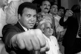 25. února 1964 - Ali ve 22 letech poprvé získal mistrovský titul v těžké váze. V Miami Beach porazil Sonnyho Listona, který vzdal po šesti kolech.