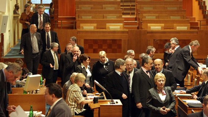 Senátoři před hlasováním o vydání Jiřího Čunka policii