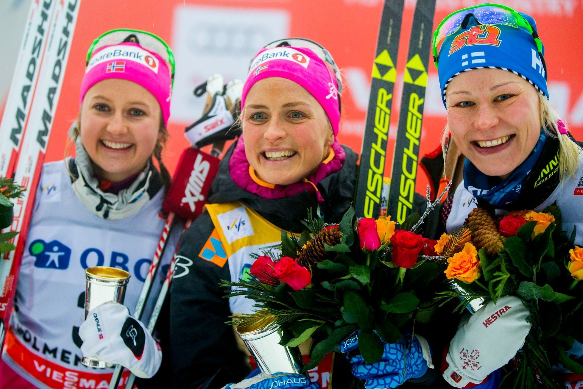 Therese Johaugová, Flugstad Oestbergová a Anne Kyllonenová na stupních vítězů SP v OSlo