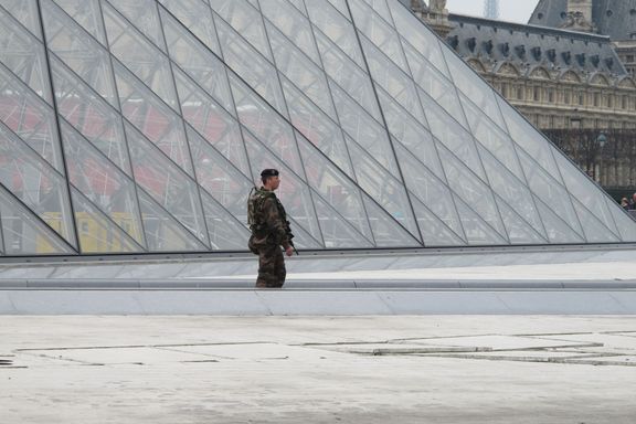 Louvre hlídají vojáci.