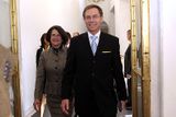 Prezidentský kandidát Jan Švejnar se svou chotí vchází do Španělského sálu.