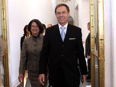Prezidentský kandidát Jan Švejnar se svou chotí vchází do Španělského sálu.