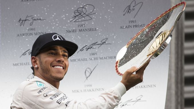 Lewis Hamilton slaví triumf ve Spa.