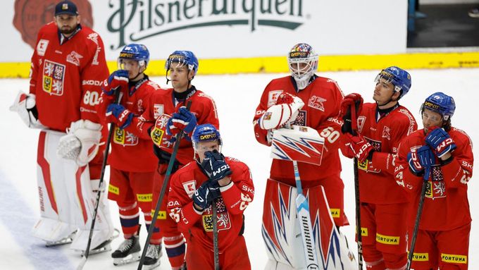 Zklamaní čeští hokejisté po prohře se Švýcarskem na Českých hrách v Brně