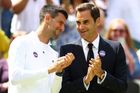 Sláva na wimbledonském centrálním kurtu. Na ceremoniál k výročí sta let od otevření legendárního stadionu v All England Clubu dorazil i momentálně neaktivní Švýcar Roger Federer. Dobře se pobavil i se svým rivalem, Srbem Novakem Djokovičem, jenž v Londýně útočí na celkem 21. grandslamový titul, kterým by právě Federera překonal v historických tabulkách.