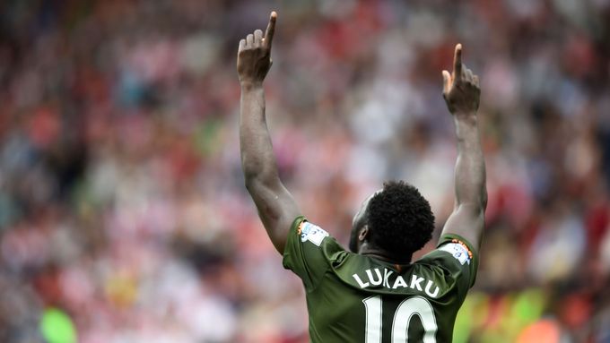 Romelu Lukaku z Evertonu slaví gól v síti Southamptonu.