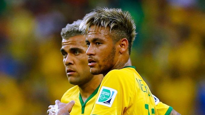 Brazilci Neymar a Daniel Alvés v utkání s Mexikem