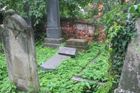Vandalové povalili náhrobky na židovském hřbitově