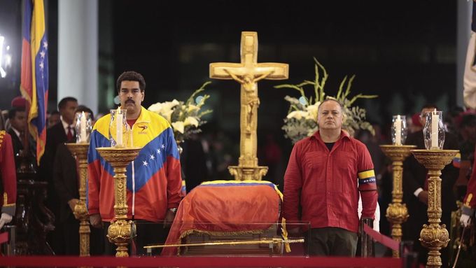 Viceprezident Maduro a předseda parlamentu Cabello u rakve s ostatky Cháveze.