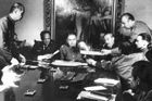 Generál Augusto Pinochet (uprostřed) s vojenským štábem okamžitě vytvořil vládní juntu, do jejíhož čela se postavil. Pozastavil platnost ústavy, rozpustil parlament a pozastavil činnost politických stran.