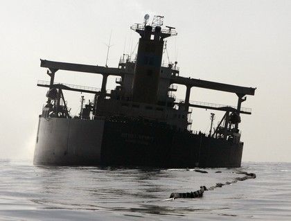 Korejci bojují s ropou z tankeru