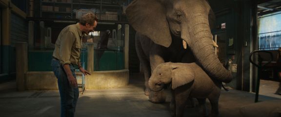 Bryan Cranston jako Mack vedle slonice nadabované Angelinou Jolie a slůněte v podání Brooklynn Princeové.