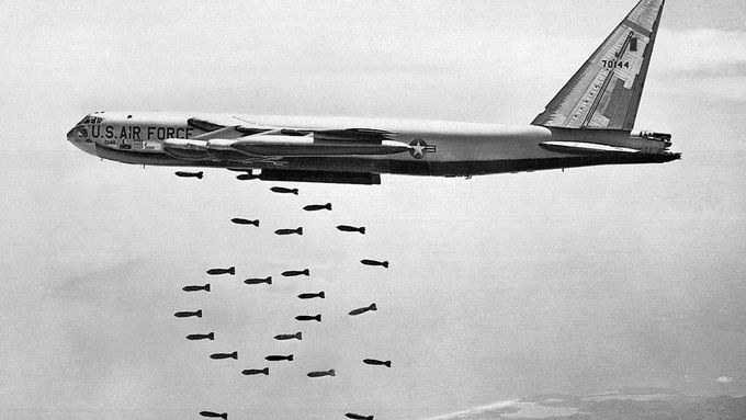 O stahování amerických vojsk z Vietnamu (na ilustračním snímku je americký bombardér Boeing B-52 Stratofortress) se v románu doslechneme až v souvislosti s útěkem Ineziny dcery.