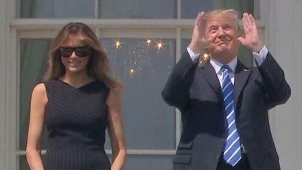 Trump sledoval zatmění <strong>Slunce</strong> z Bílého domu, zapomněl si ale brýle