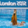 Kanadské synchronizované plavkyně Marie-Pier Boudreauová a Elise Marcotteová v kvalifikaci na OH 2012 v Londýně.