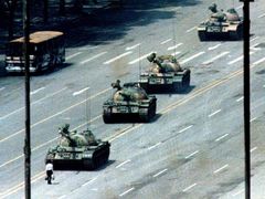 Čína, Tian-an-men, 5. června 1989. Muž před tanky na třídě Věčného míru.