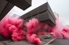 "Transgas hoří." Vinohradská ulice ze zbarvila do růžova, umělecká skupina tak bojuje proti bourání