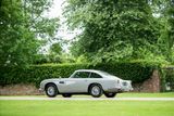 James Bond řídil za ta léta mnoho aut, Aston Martin DB5 se ale stal nejslavnějším z nich a pravidelně se pak objevoval ve filmech. Auto díky tomu pozná i laická veřejnost.