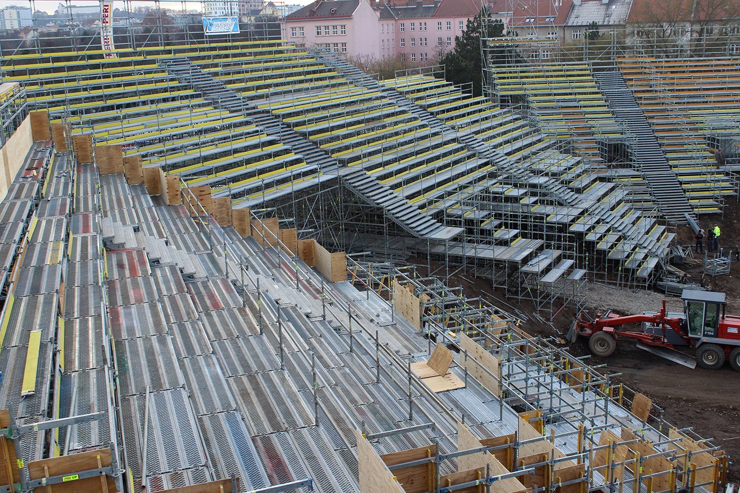 Tribuny téměř stojí. Do Hokejových her zbývá měsíc