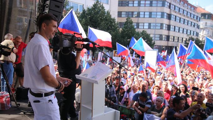 Ladislav Vrabel vystupoval jako jeden z organizátorů demonstrací na Václavském náměstí.