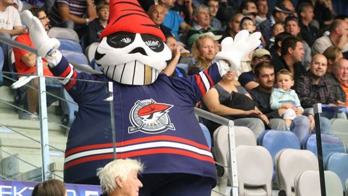 Maskot hokejistů Chomutova Picaroon sype popcorn na fanoušky Slavie