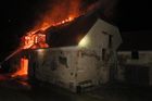 Střechu zámku v Plumlově zasáhl požár, hasiči škodu odhadují až na 12 milionů korun