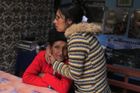 Spolu se svou rodinou žije Gladys Tejeda v peruánské provincii Andean. Na snímku právě objímá svou matku, které je 69 let.
