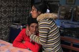 Spolu se svou rodinou žije Gladys Tejeda v peruánské provincii Andean. Na snímku právě objímá svou matku, které je 69 let.