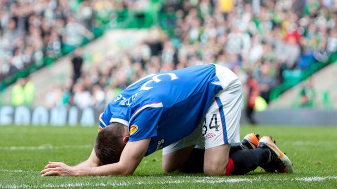 Smutný Andy Little, záložník Glasgow Rangers